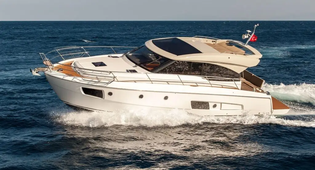 Luxe motorjacht vaart met hoge snelheid over open water.